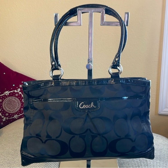 Coach Handbags - EUC Coach Signature Canvas Patent Shoulder Bag.